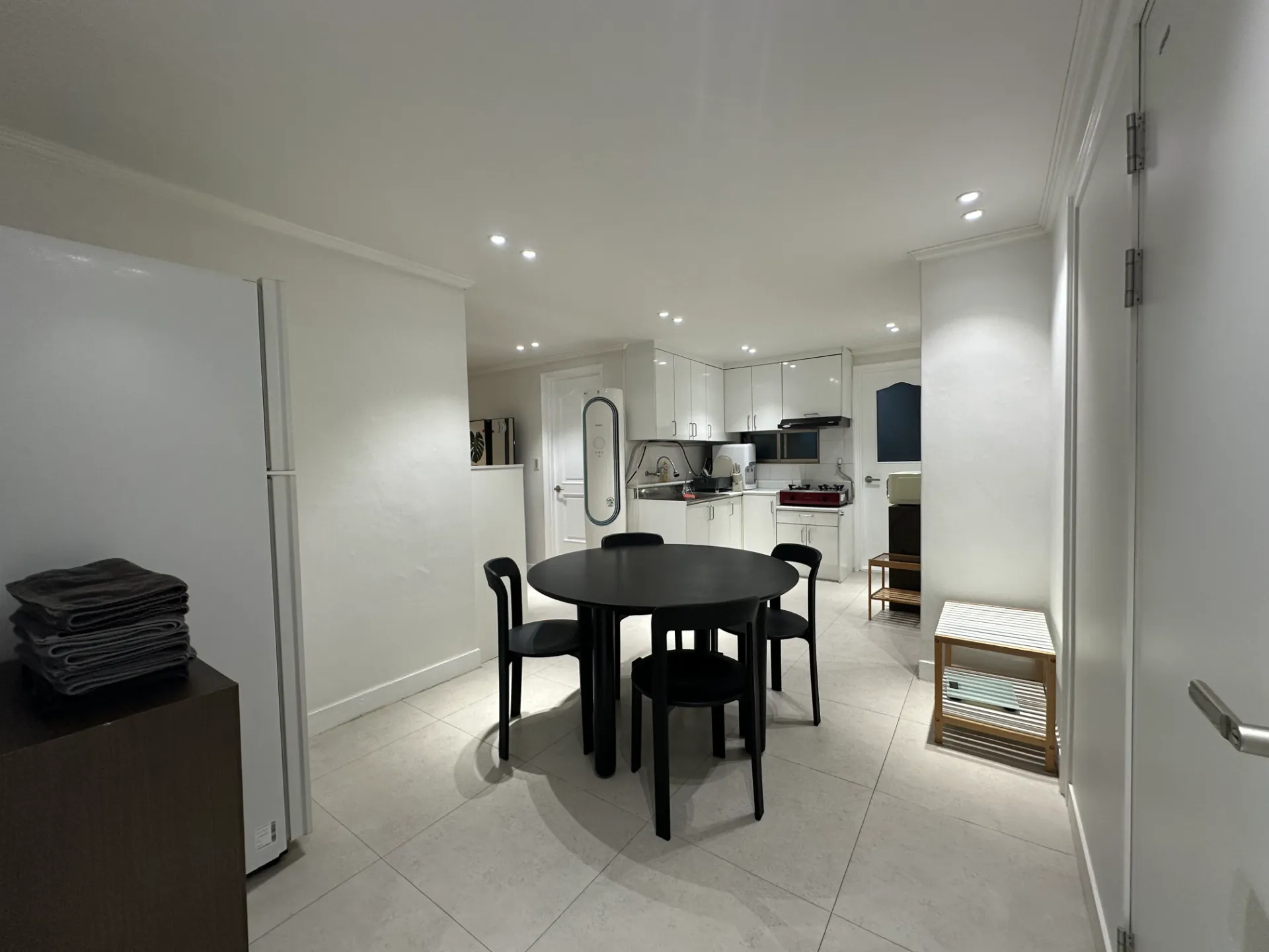 Cozy Twin Room in Apgujeong Share House